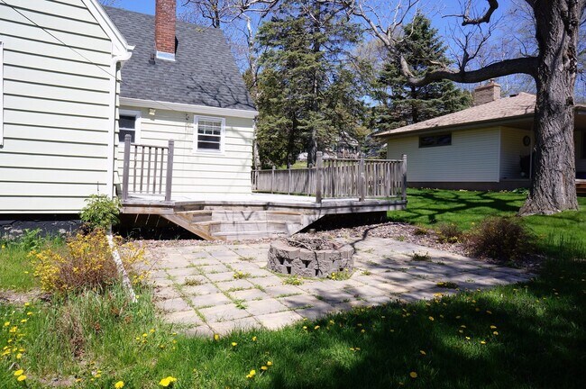 Foto del edificio - AVAILABLE JUNE -4 Bed, 2 Bath Home with Garage!