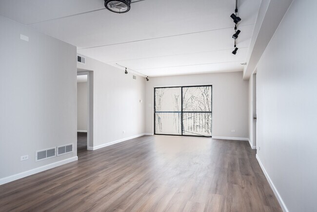 Building Photo - 6040 Lake Bluff Dr