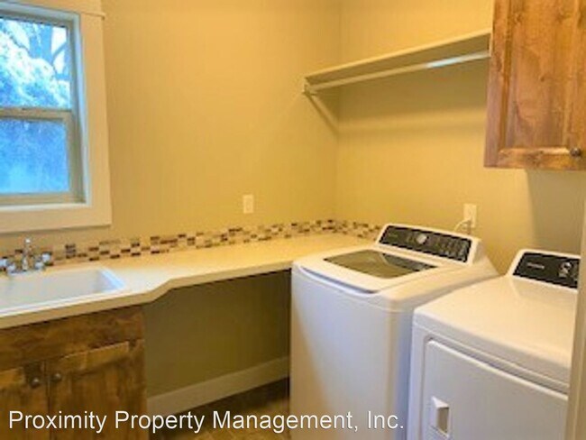 Foto del edificio - 3 br, 2 bath House - 5865 N. Black Cat Road