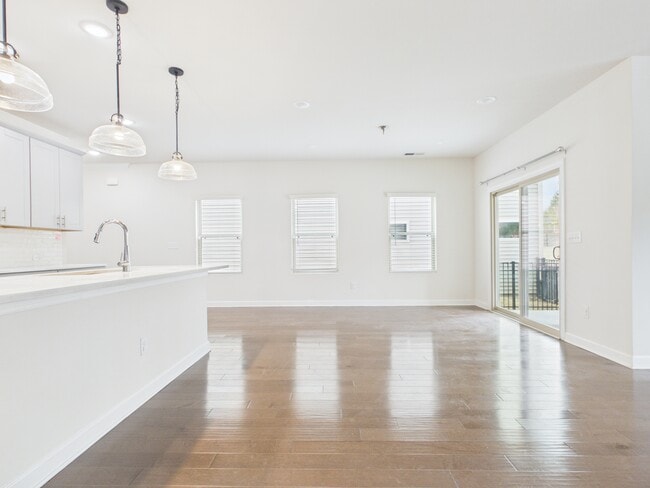 Foto del edificio - 3941 Woodland View Dr