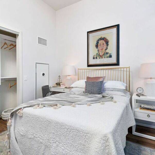 Photo - 343 W Chestnut St Apartment