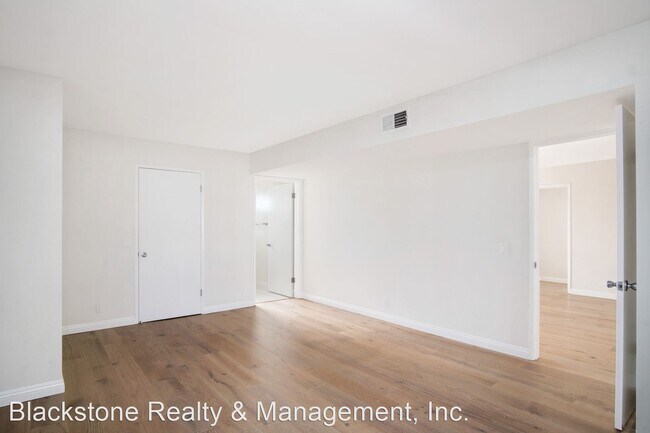 Foto del edificio - 2 br, 2 bath House - 9737 Charnock Ave Uni...