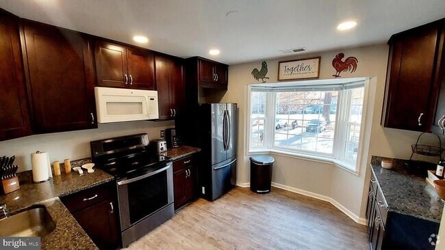 Building Photo - 6130 Old Landing Way
