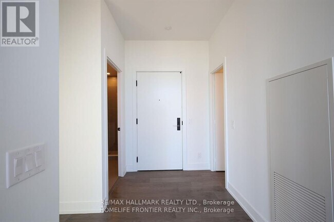 Building Photo - 270-1270 Dufferin St