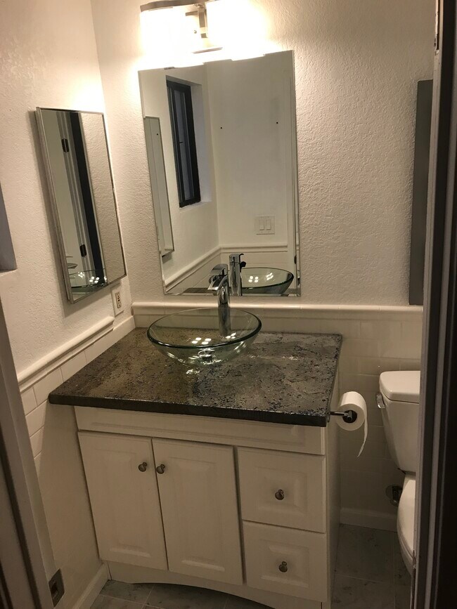 Foto del edificio - 512 Lewis Ln