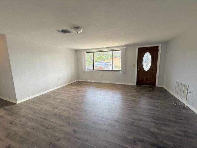 Building Photo - 2-Bedroom Retreat with 1.5 Baths in Holiday, FL!