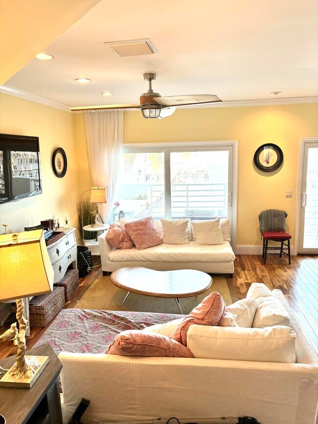 Foto del edificio - 328 N Lake Dr