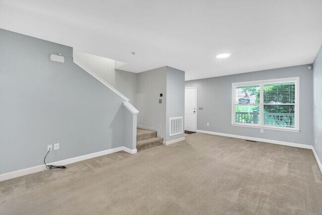 Building Photo - 17 Provence St- 2 bed/1.5 bath townhome fo...