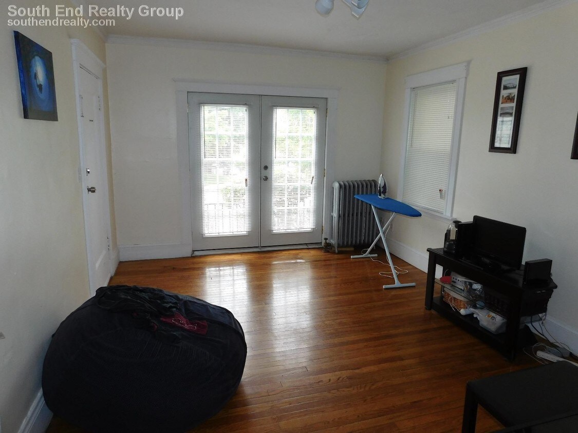 Primary Photo - Sunny 1 Bed close to BC! Sept 1st!