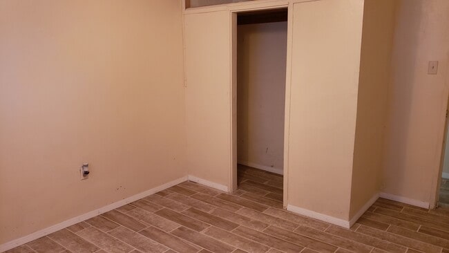Building Photo - 930 S Dora Ave