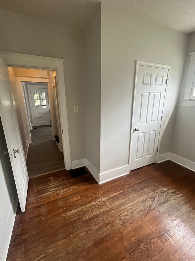 Building Photo - Beautifully renovated 3 bedroom house!