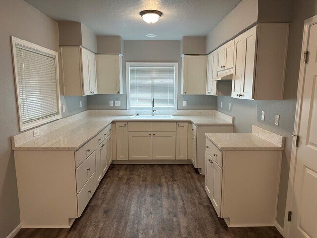 Foto del edificio - UPDATED single family home, with large yard!