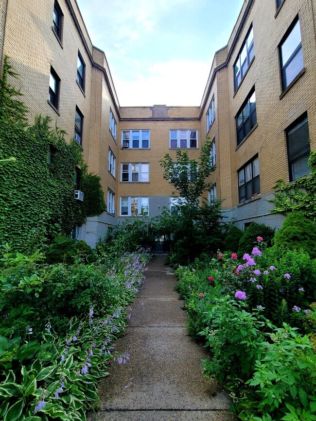 Building Photo - 2206 S Marshall Blvd