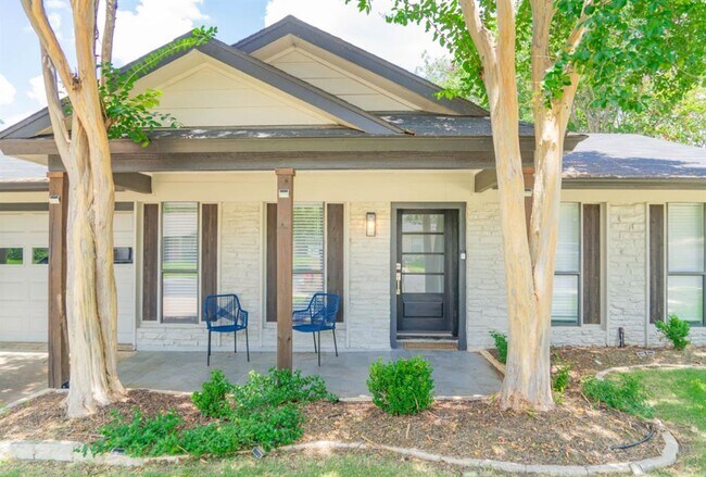 Foto del edificio - 7002 Whispering Oaks Dr