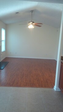 Foto del edificio - 341 Autumn Lake Dr