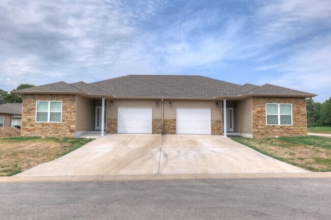 Building Photo - 605 Applewood Ln