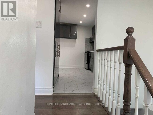 Photo du bâtiment - 8 Ronaldshay Ave