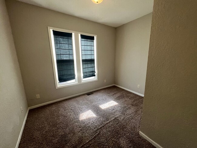 Foto del edificio - Coming Soon!! 2 BEDROOM, OFFICE SPACE, LAUNDRY ROOM!