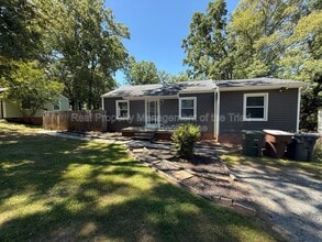 Building Photo - 2817 Shady Lawn Dr