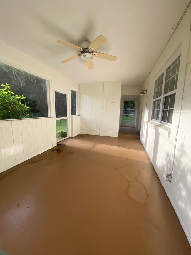 Building Photo - 2 bedroom, 1 bathroom with large fenced ba...