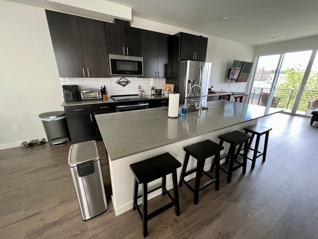 Foto del edificio - Immaculate 3 Bed 2 Bath Seattle Townhome @ An Incredible Location!