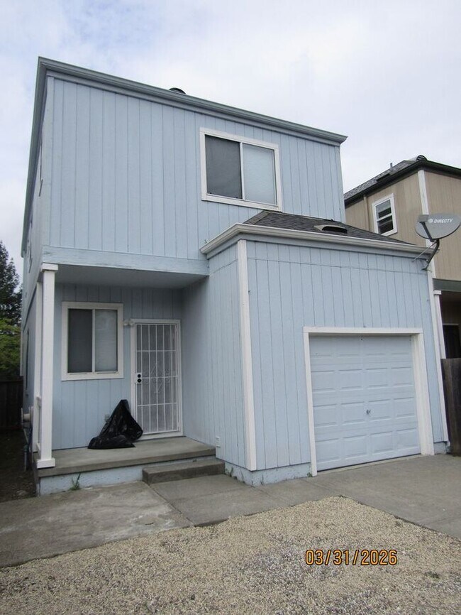 Foto del edificio - Beautifully updated single family house available NOW! $3,000 per month