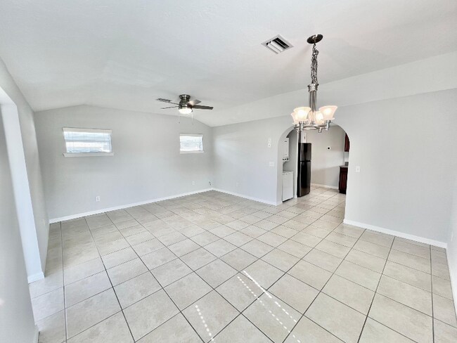 Building Photo - 2055 Doud St