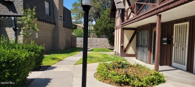 Building Photo - 500 Thunderbird Dr