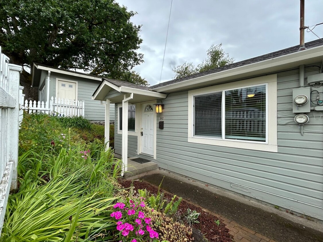 Primary Photo - Tranquil 1 Bed, 1 Bath House!