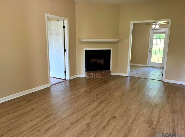 Foto del edificio - 10205 Lake Ridge Ave