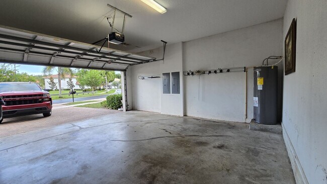 Foto del edificio - Bright + Spacious Home for Rent in West La...