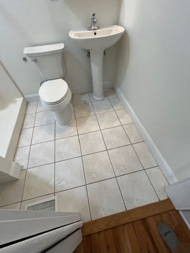 Building Photo - Newly-RENOVATED 2/2 House in a prime location!