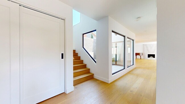 Foto del edificio - Gorgeous Fully Remodeled 5 Bedroom Home wi...