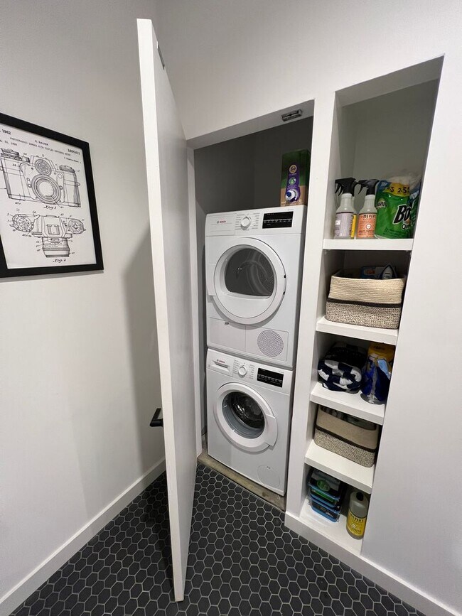 Foto del edificio - Trendy 1 Bedroom + den in Truxton Circle| Water included!