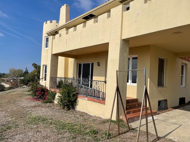 Building Photo - 1220 E Providencia Ave