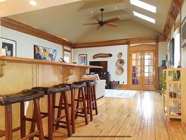 Foto del edificio - Rare Find in Brewer’s Hill – Bright, Chara...