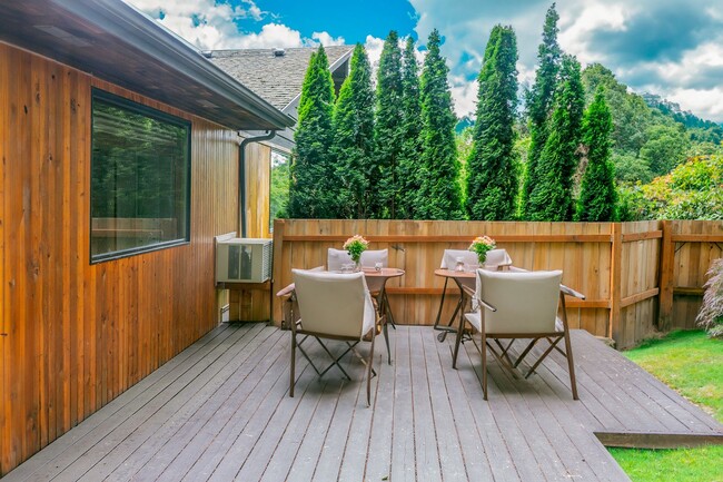 Building Photo - 2 Level Mid-Century home for lease! Tour today!