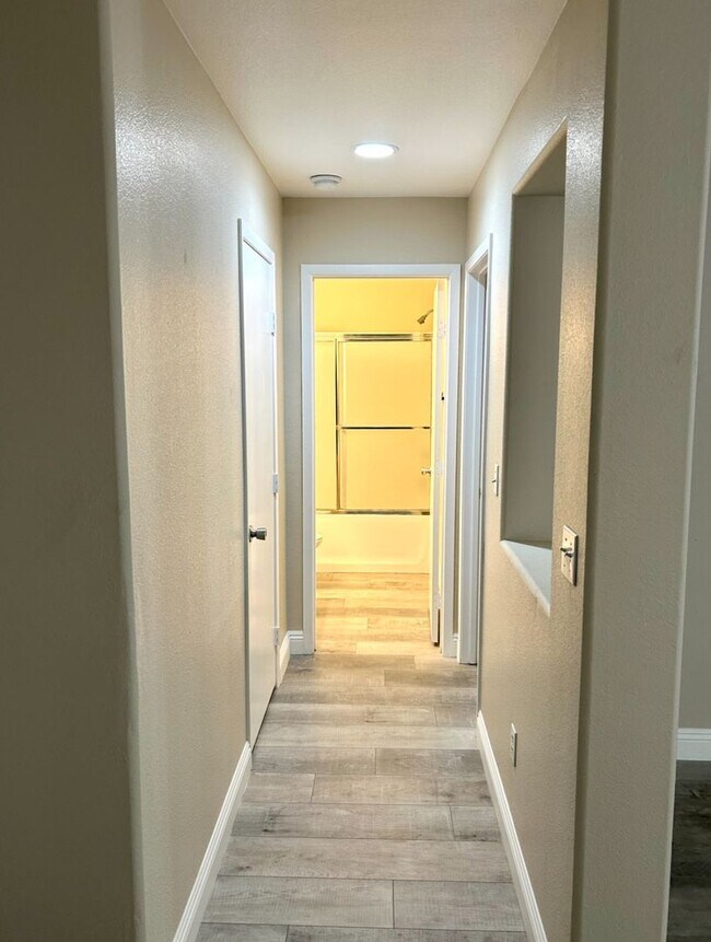 Foto del edificio - SW!!! OVER 2000 SQ FT!!! New Carpet!!! New Flooring!!! Freshly Painted!!! 4 bed 3 bath!!! Low Mai...