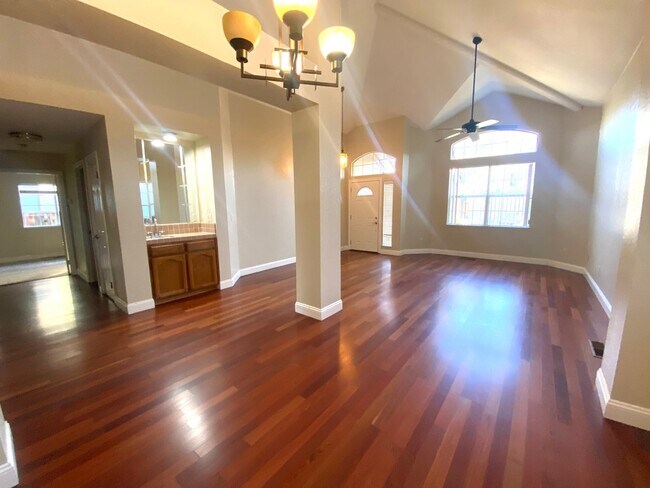 Foto del edificio - Pleasanton 3 Bd./2 Bath, Lots of Light, Top Rated Schools, Close to 580/680, Shopping & Restaurants