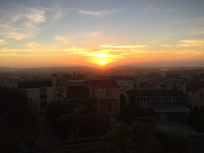 Foto del edificio - 1290 Monterey Blvd
