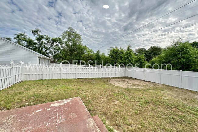 Foto del edificio - 147 Nicole Ln