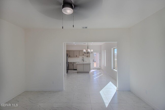 Building Photo - 500 E San Antonio Ave