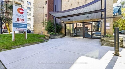 Building Photo - 839 Roselawn Ave