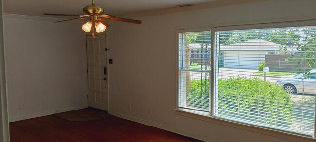 Building Photo - Charming 2-bedroom, 1-bathroom house!