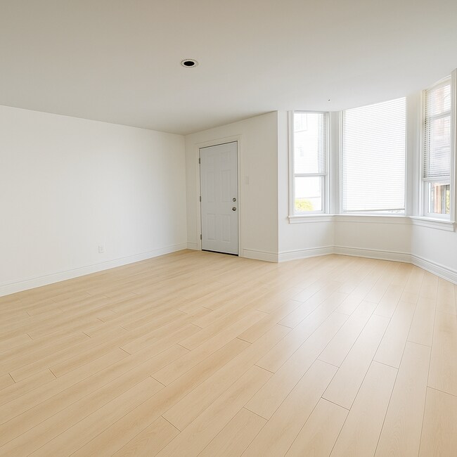 Building Photo - 740 Lorne Av