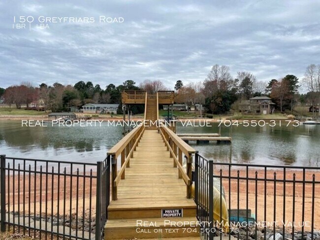 Foto del edificio - Waterfront Cabin in Mooresville