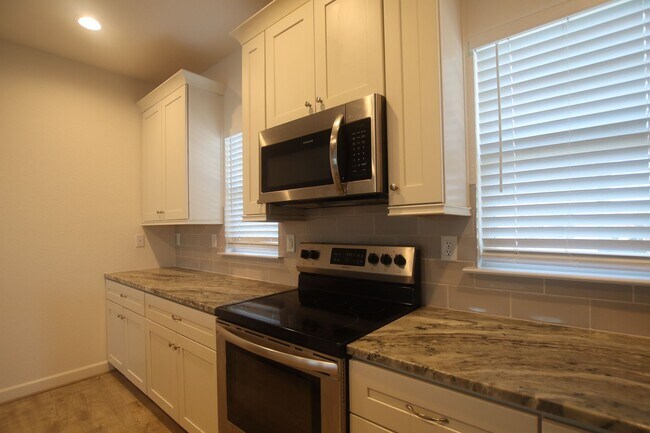 Foto del edificio - Contemporary 4bd/3.5ba in excellent location