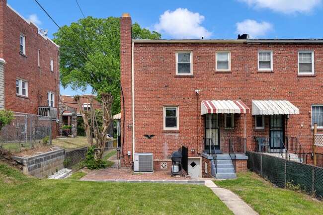 Foto del edificio - 5213 Blaine St NE