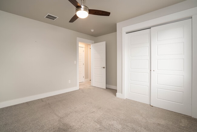 Building Photo - 1403 Happy Ln