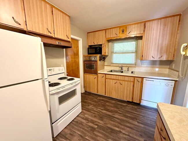 Building Photo - 1041 Glenmoor Dr